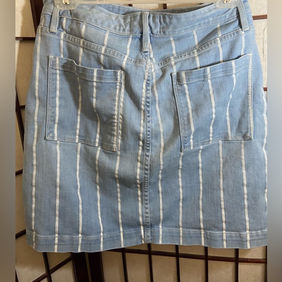 FRAME blue pinstripe mini denim skirt. Size 29 with large pockets. - Picture 7 of 9